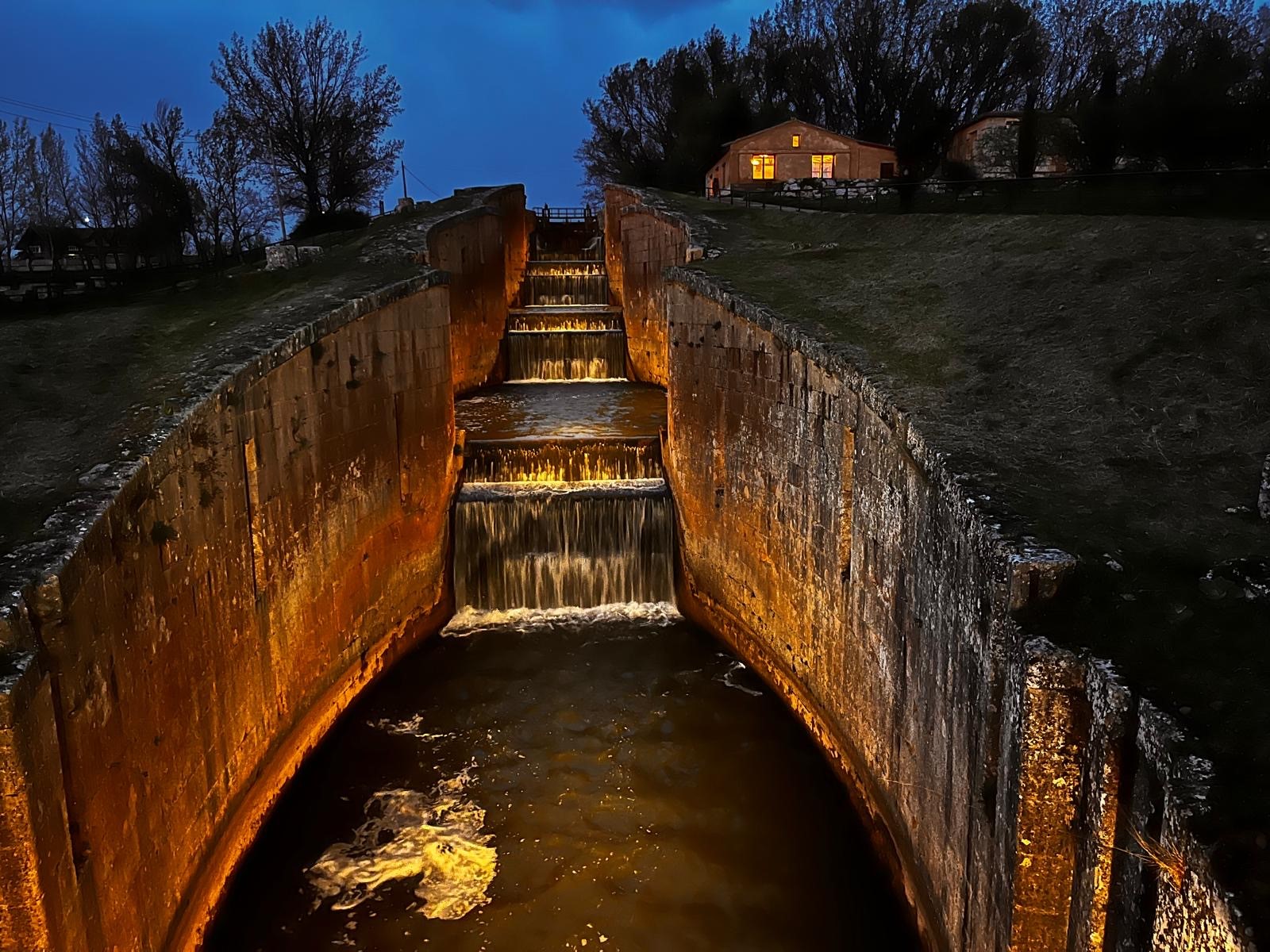 The quadruple lock of the Canal de Castilla debuts sustainable lighting